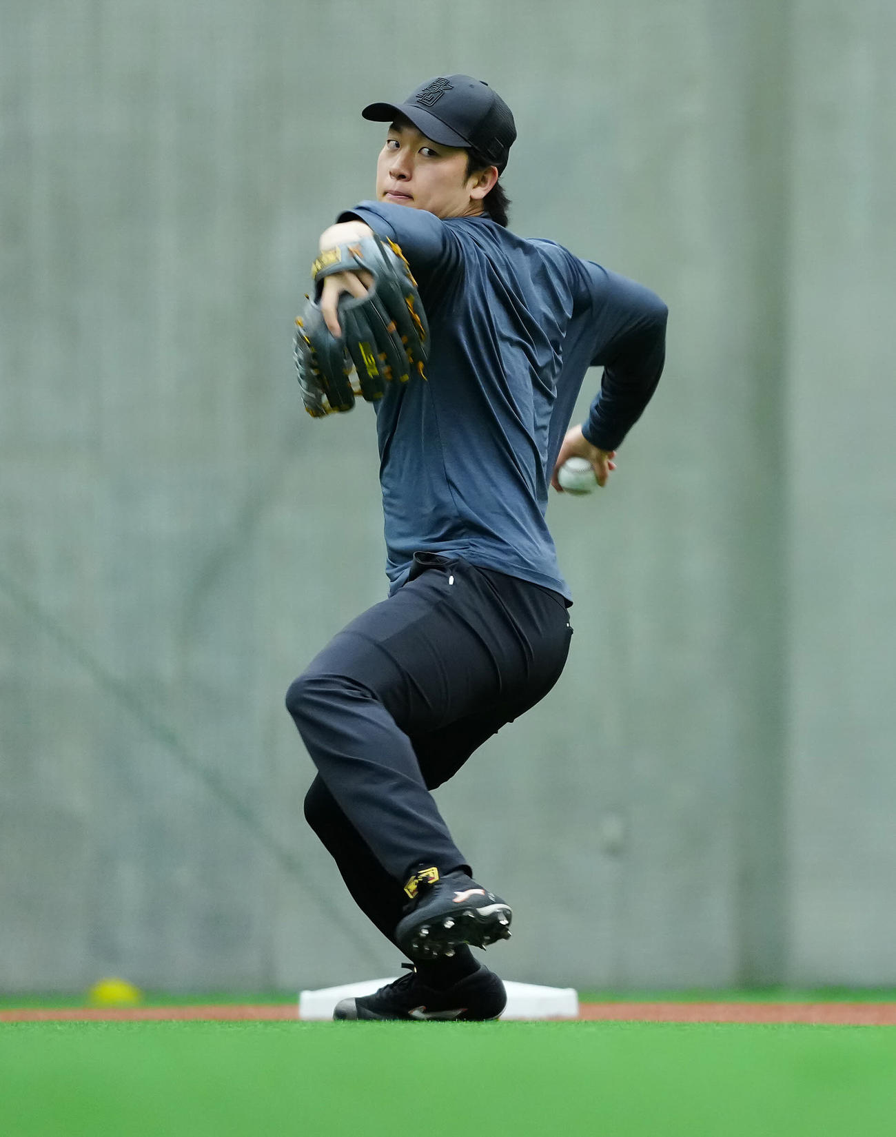 自主トレに臨む巨人山崎（撮影・垰建太）