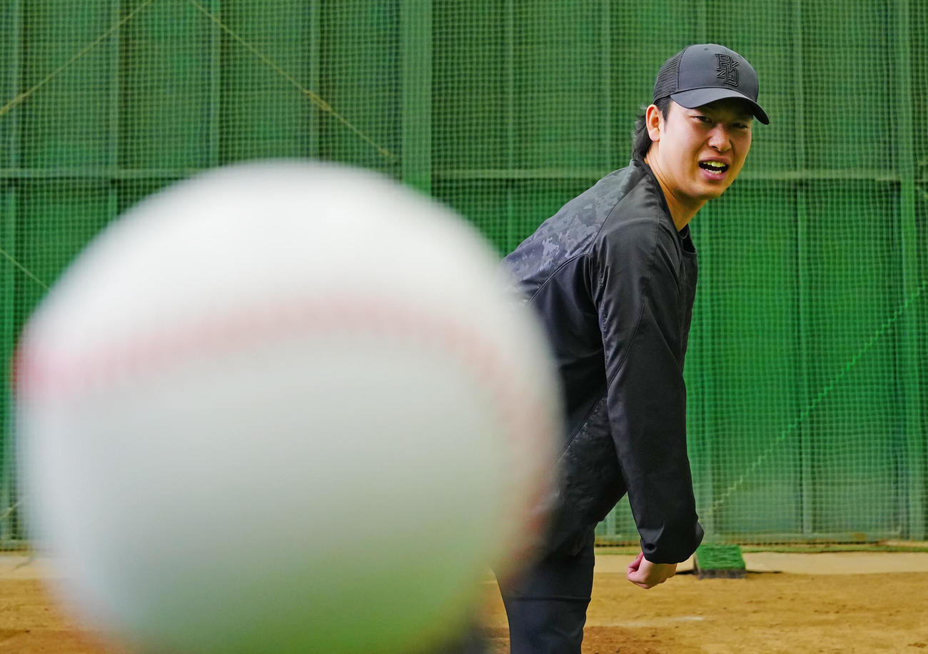 自主トレを終え写真撮影に臨む巨人山崎（撮影・垰建太）