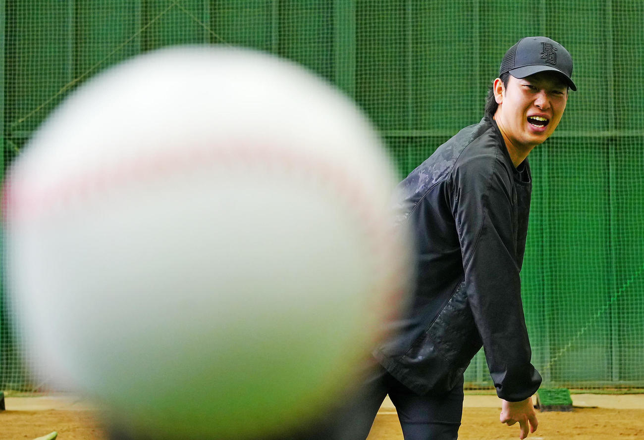 自主トレを終え写真撮影に臨む巨人山崎（撮影・垰建太）