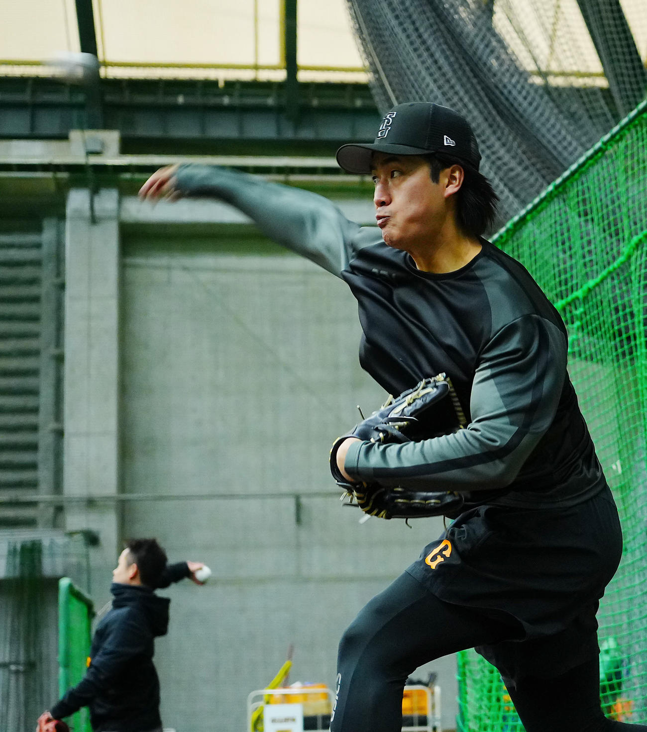 自主トレに臨む巨人西舘（撮影・垰建太）