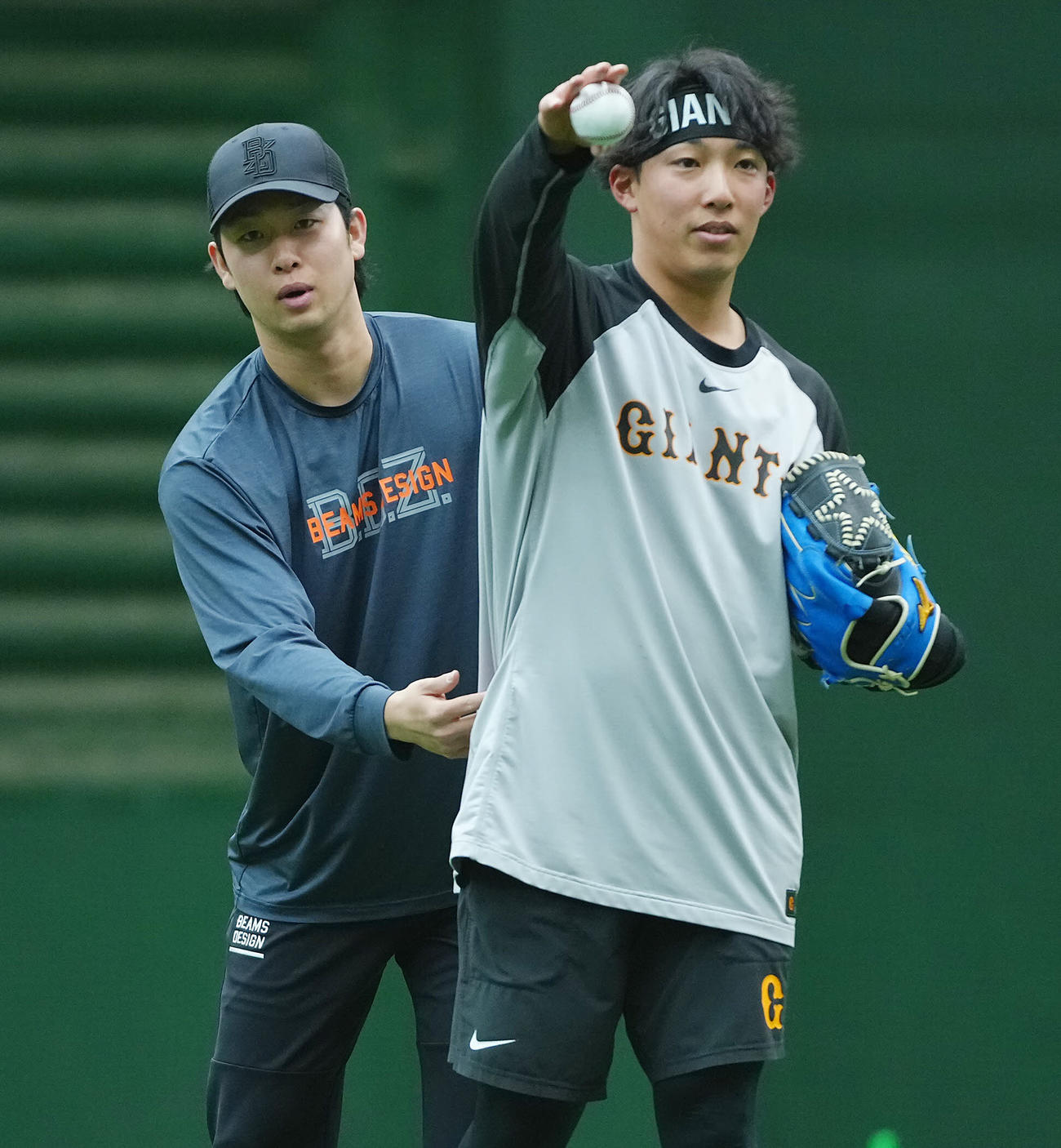 自主トレに臨む巨人山崎（左）と赤星（撮影・垰建太）