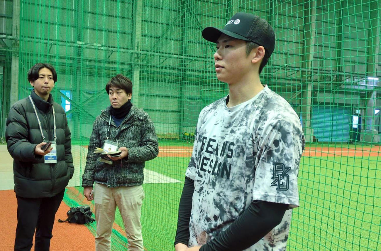 自主トレを公開し、取材に応じるオリックス曽谷（撮影・堀まどか）