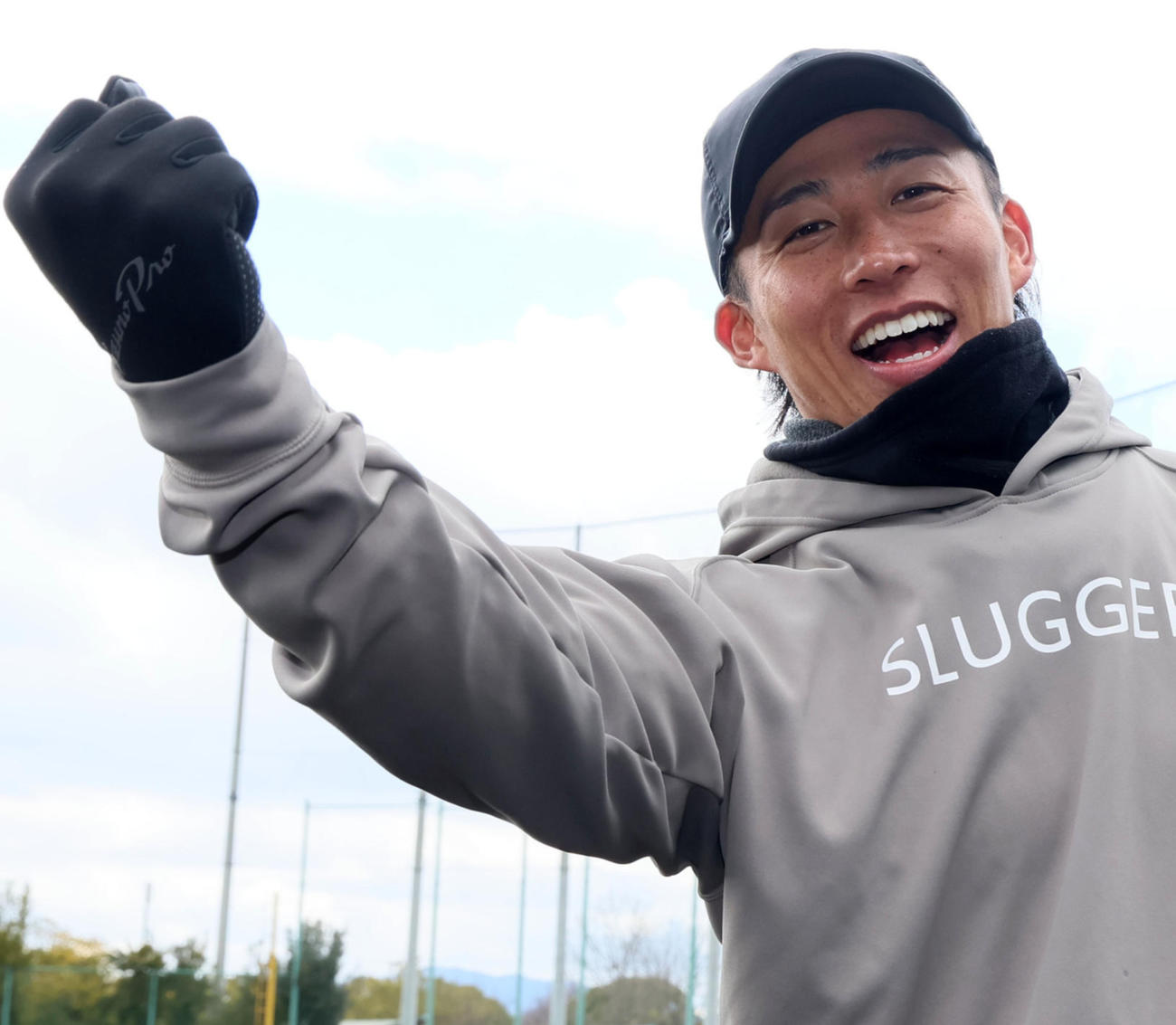 自主トレを公開したソフトバンク野村は「熱男」ポーズで写真に納まる（撮影・加藤哉）