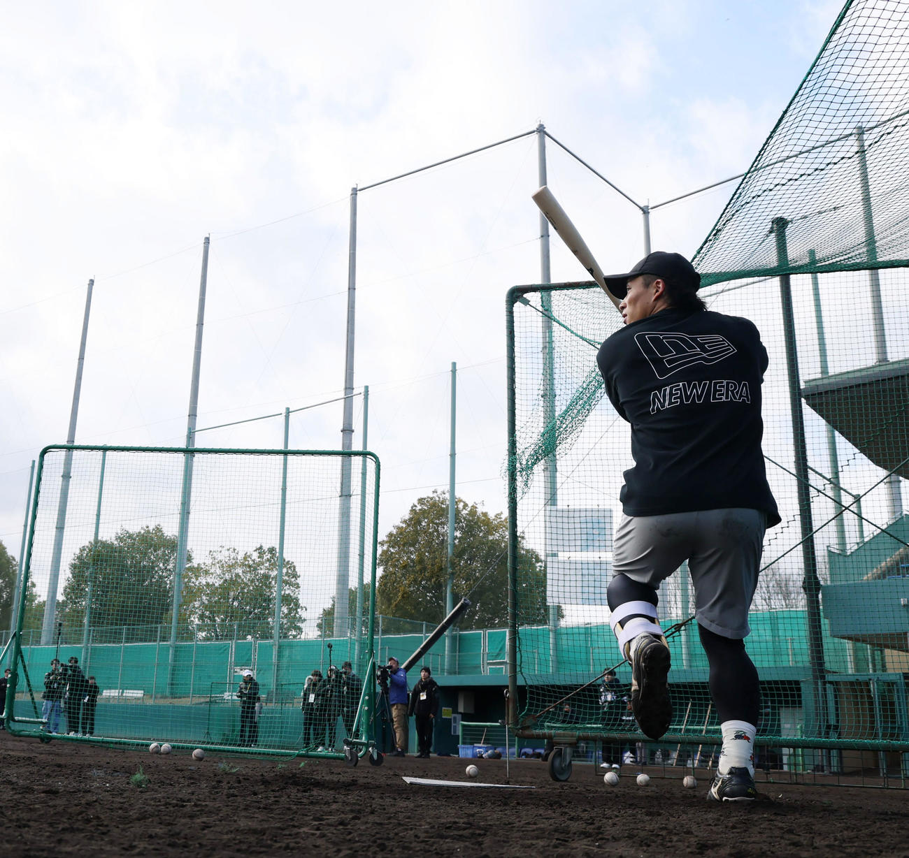 自主トレを公開し打撃練習するソフトバンク野村（撮影・加藤哉）