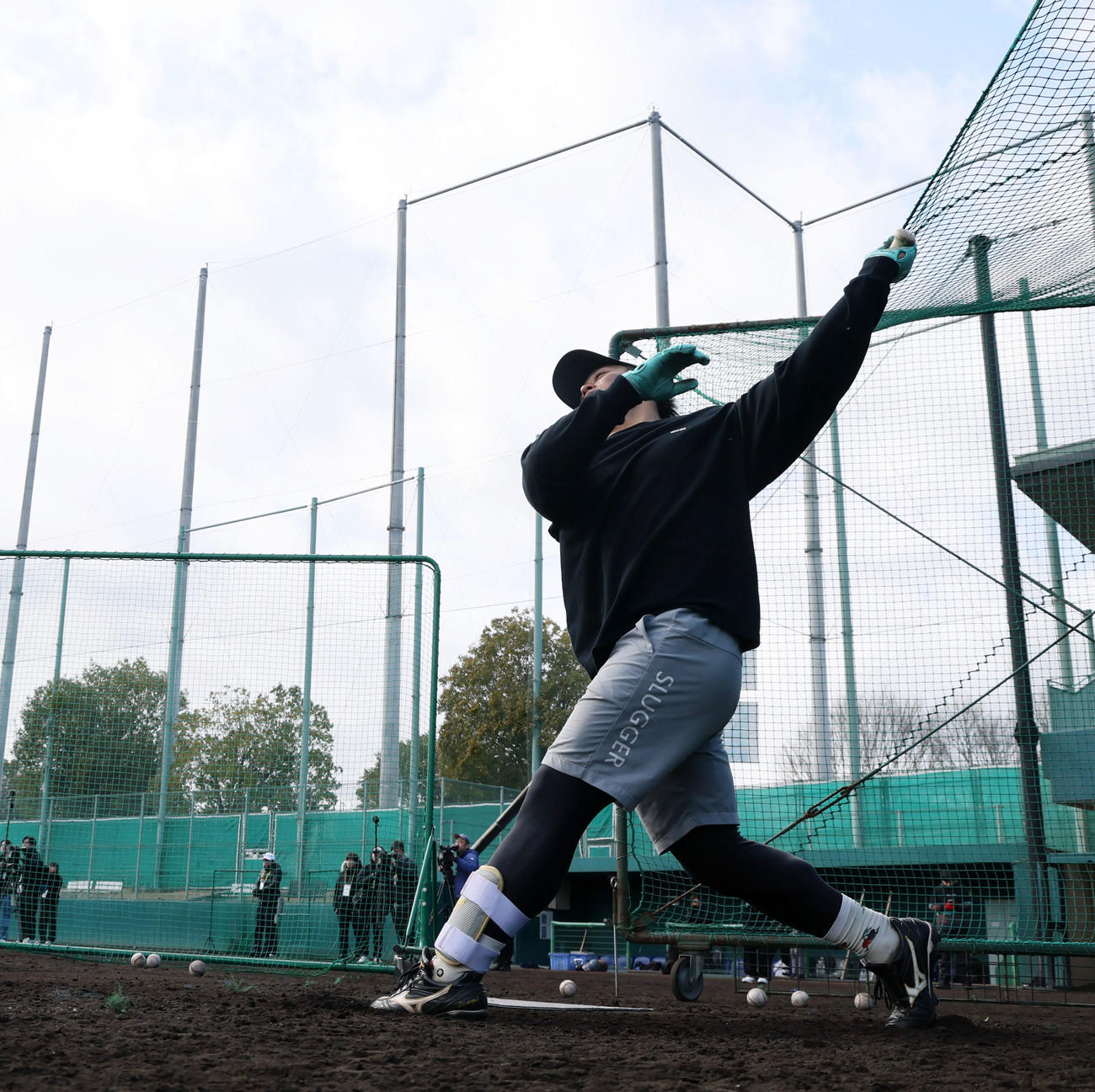 自主トレを公開し打撃練習するソフトバンク野村（撮影・加藤哉）