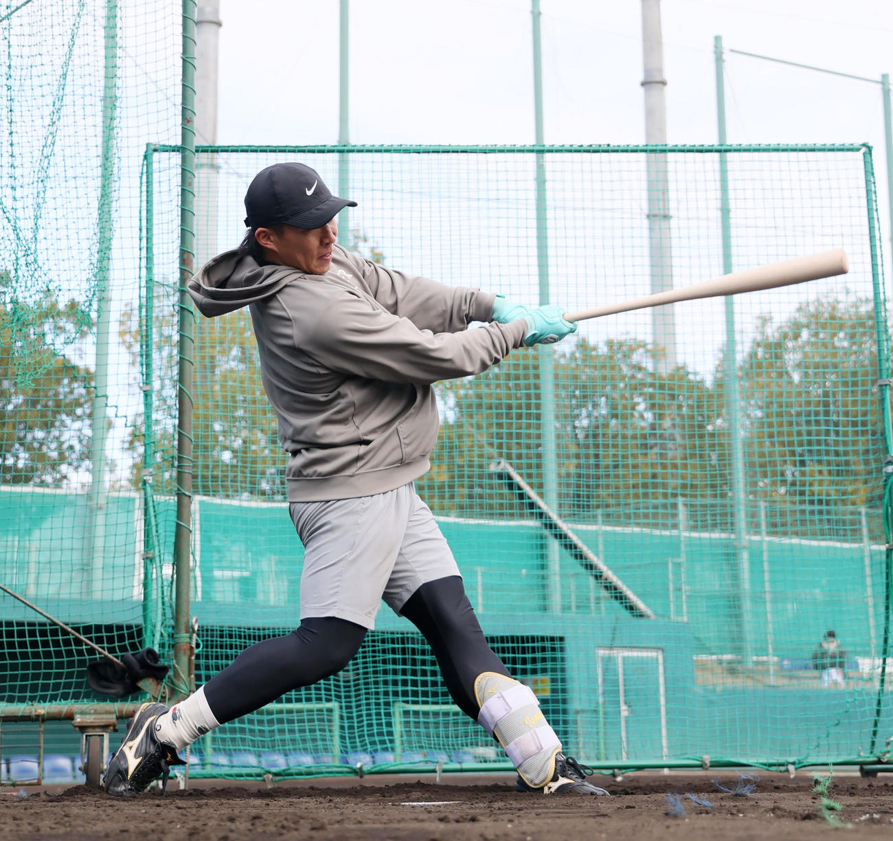 自主トレを公開し打撃練習するソフトバンク野村（撮影・加藤哉）