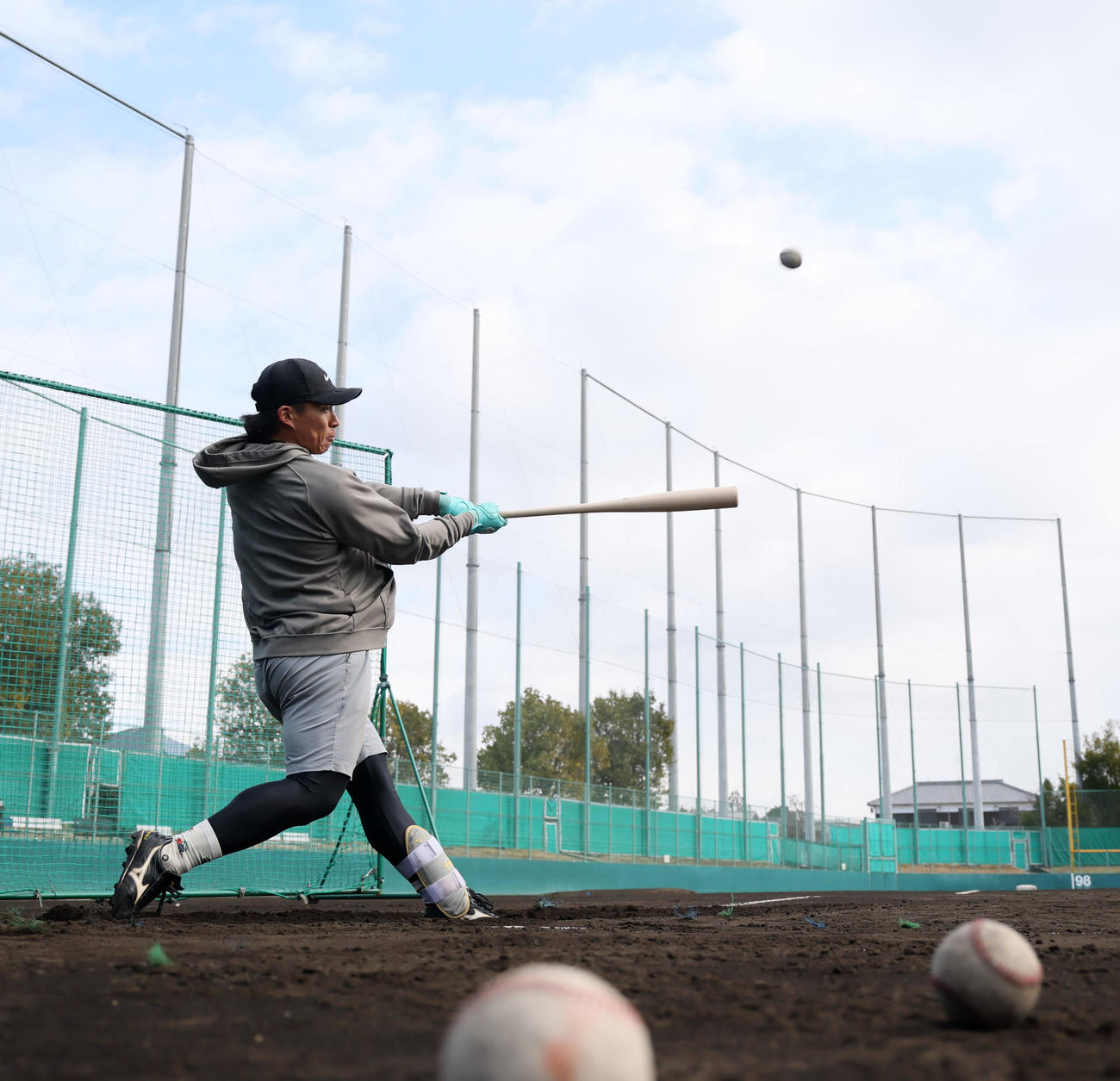 自主トレを公開し打撃練習するソフトバンク野村（撮影・加藤哉）