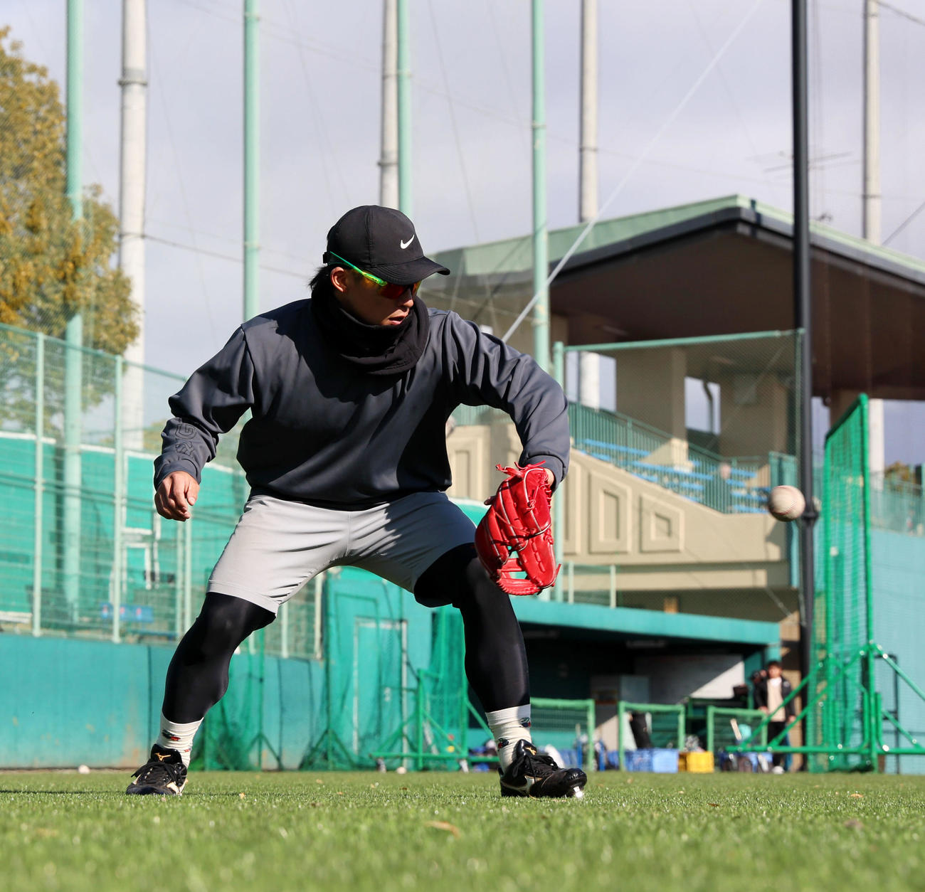 自主トレを公開しノックを受けるソフトバンク野村（撮影・加藤哉）