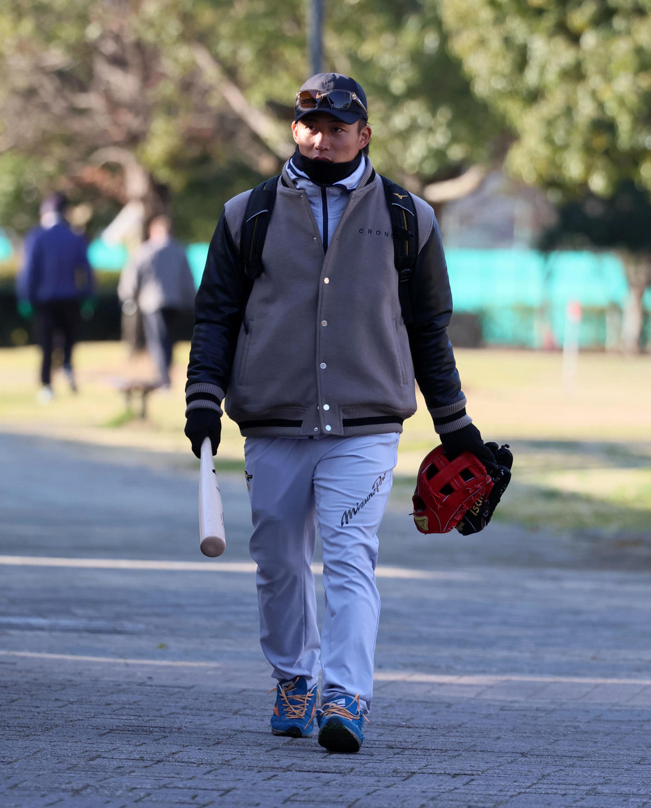 自主トレ公開のため球場へ入るソフトバンク野村（撮影・加藤哉）