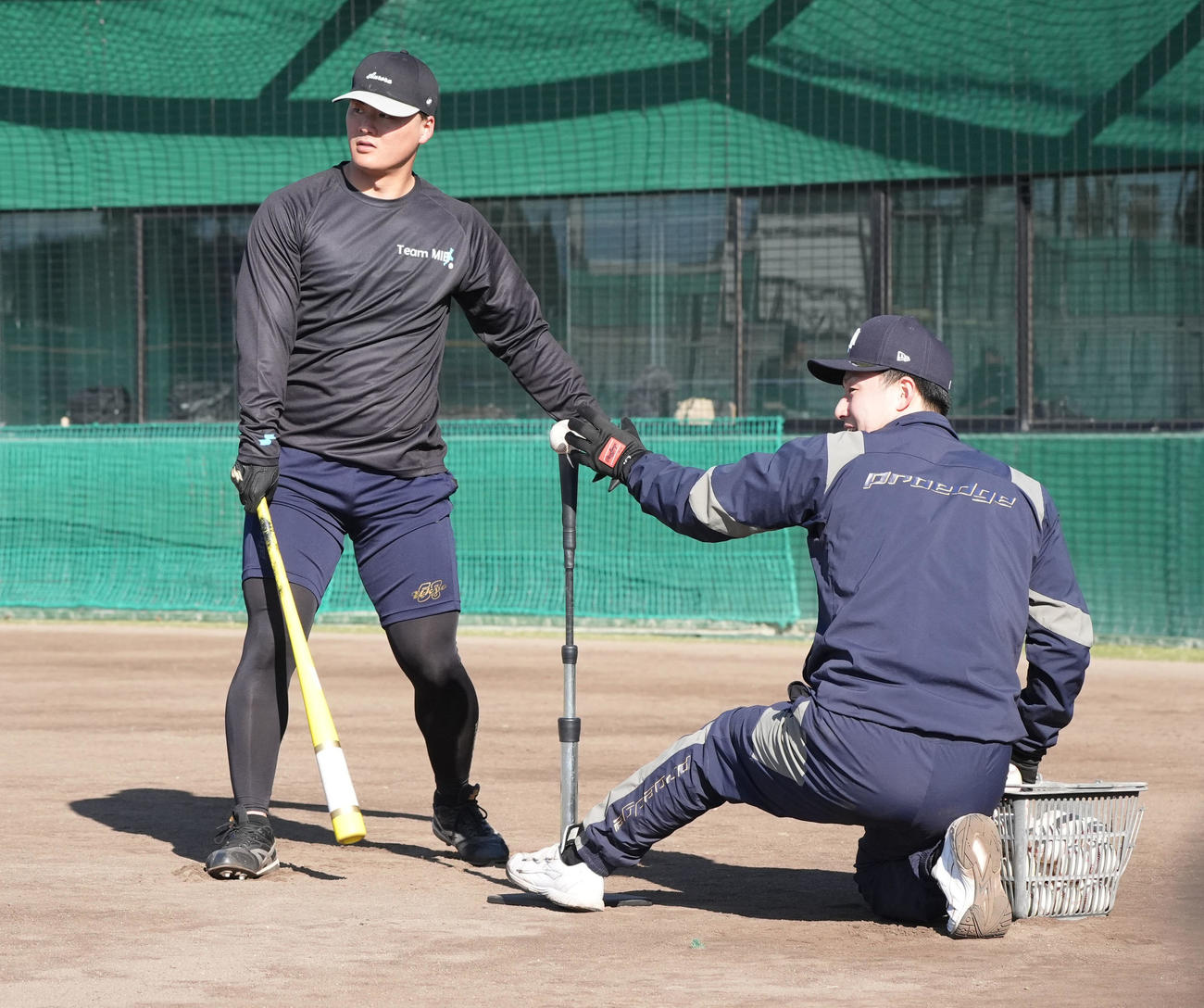 兄の夏輝（右）のセットするボールでロングティー打撃練習をする阪神前川（撮影・森本幸一）