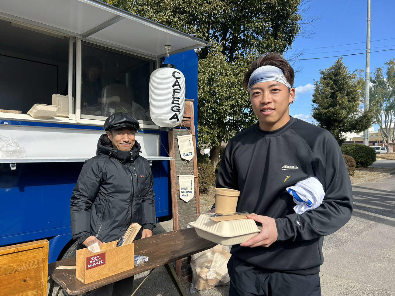 地元三重で自主トレを公開しナゴヤ球場近隣の「CAFE G.A.」のキッチンカーを手配して報道陣に昼食を差し入れした中日・岡林（右から1人目）　