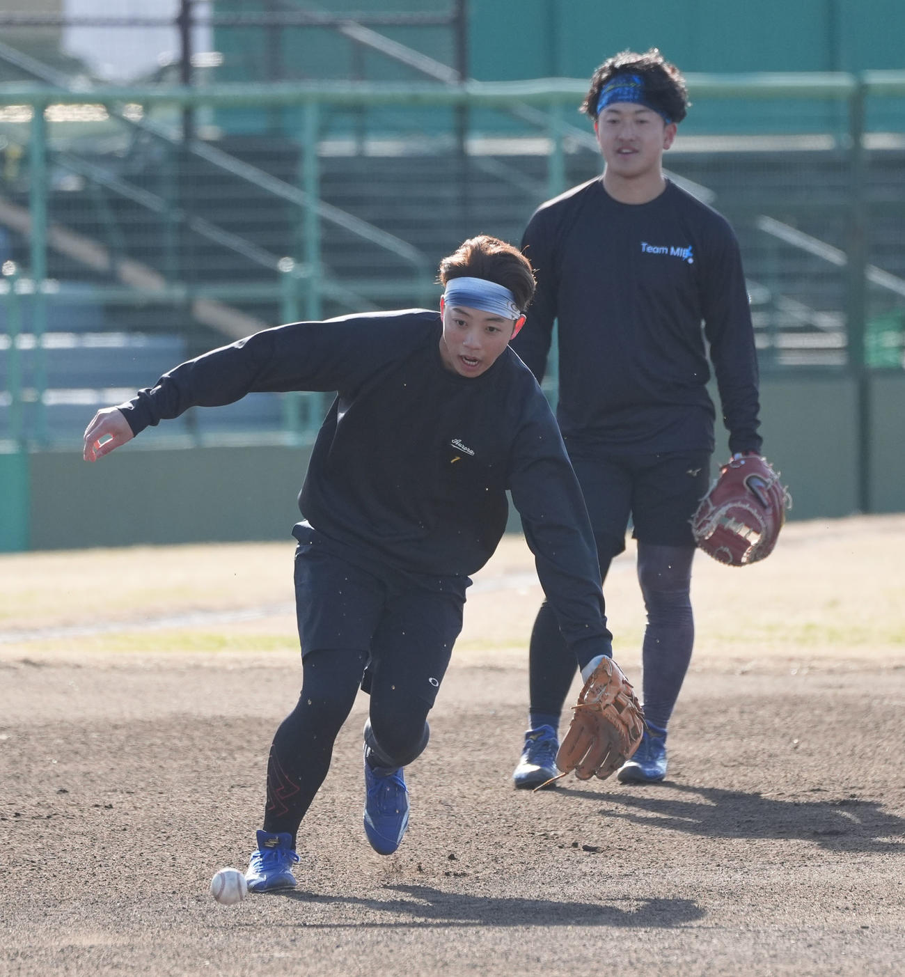 内野ノックを受ける中日岡林（左）右は山浅（撮影・森本幸一）