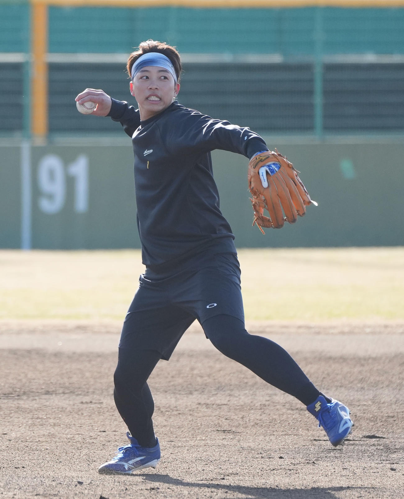内野ノックを受ける中日岡林（撮影・森本幸一）