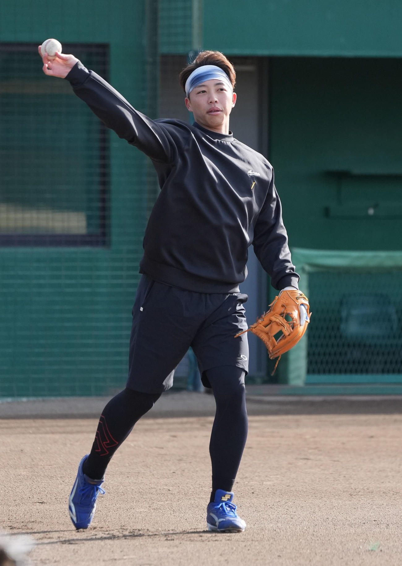 キャッチボールをする中日岡林（撮影・森本幸一）