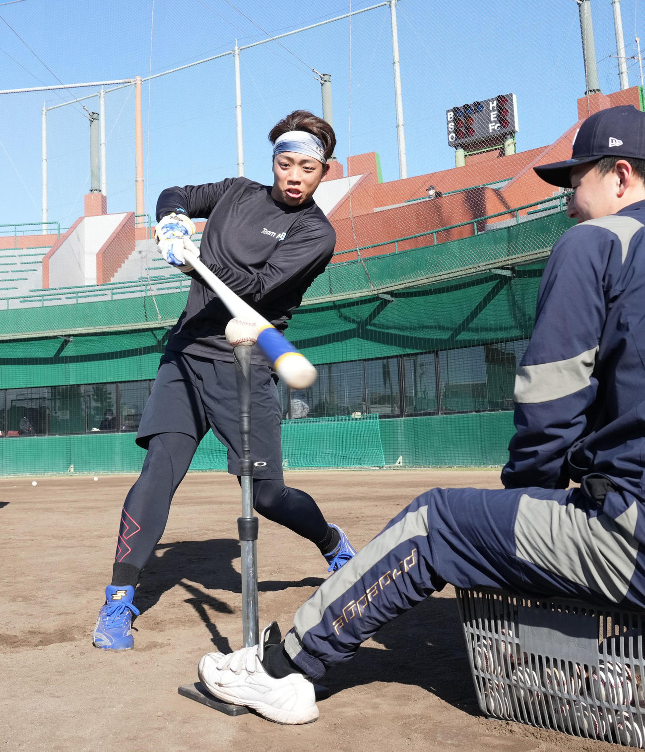 ティー打撃練習をする中日岡林（撮影・森本幸一）