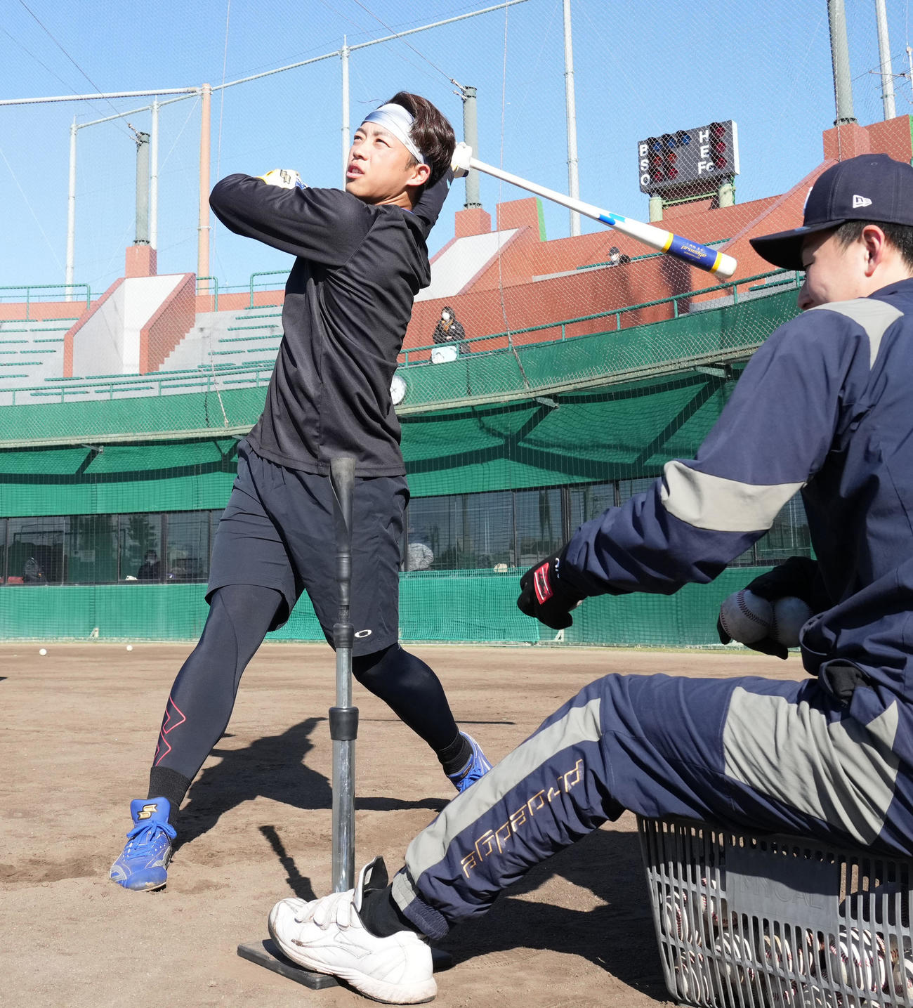 ティー打撃練習をする中日岡林（撮影・森本幸一）