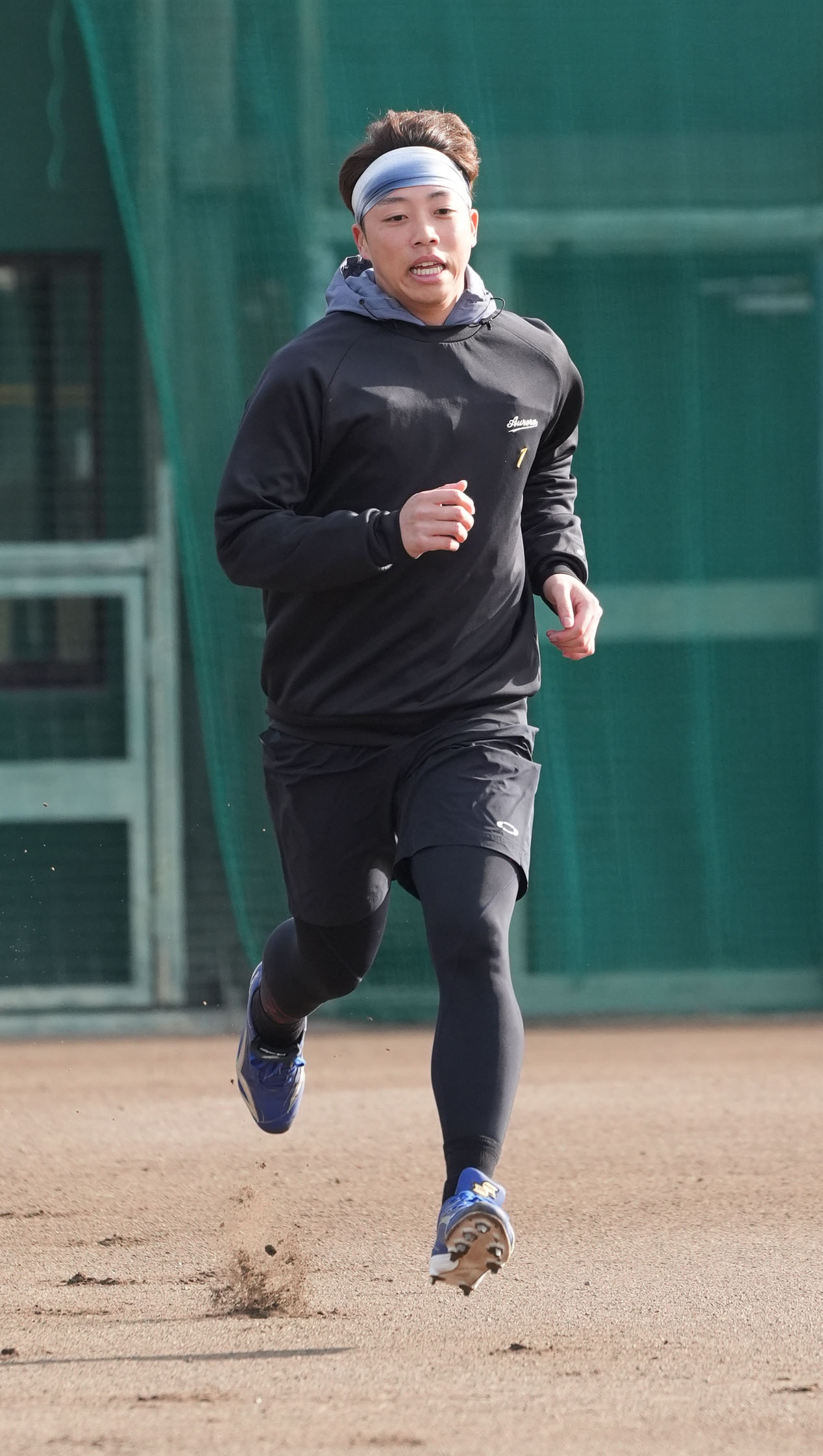 ランニングをする中日岡林（撮影・森本幸一）