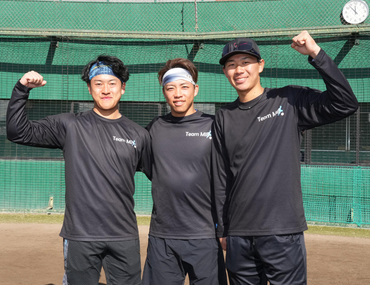 合同で自主トレを行いポーズを決める左から中日山浅、岡林、中村（撮影・森本幸一）