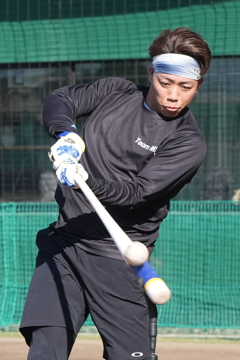 ティー打撃練習をする中日岡林（撮影・森本幸一）