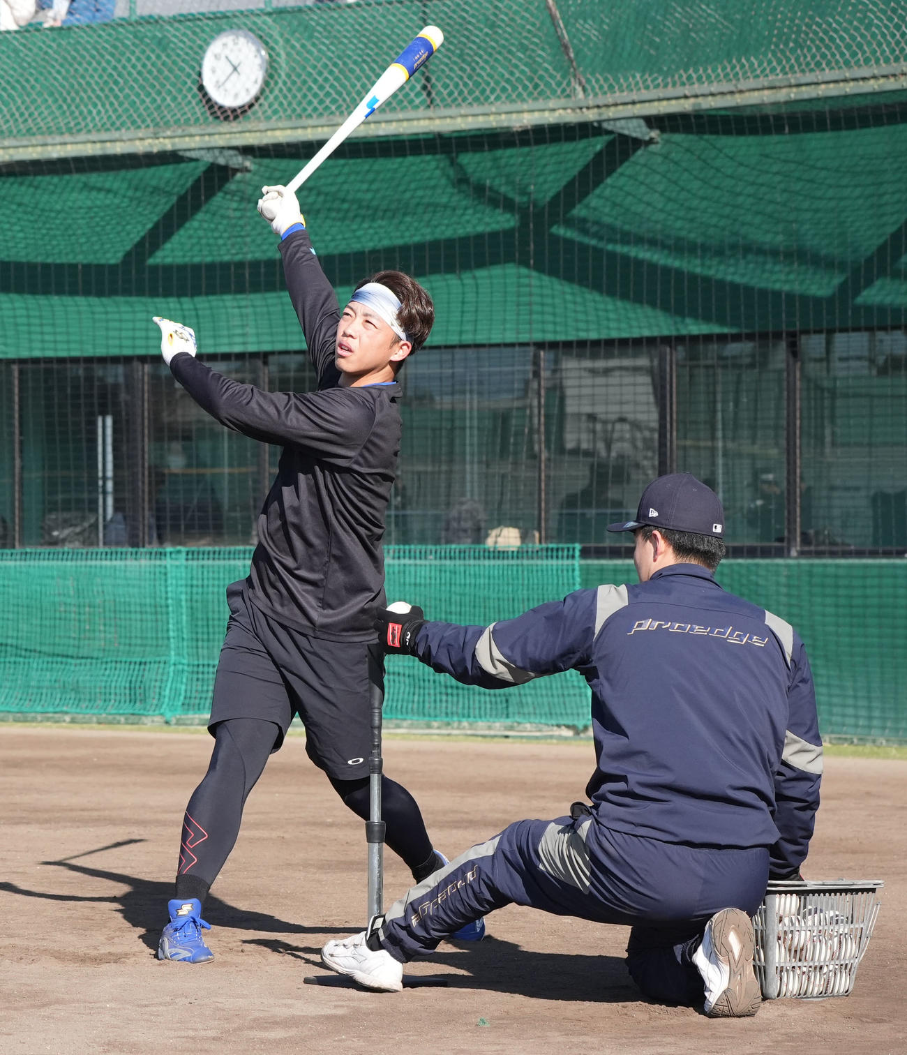 ティー打撃練習をする中日岡林（撮影・森本幸一）