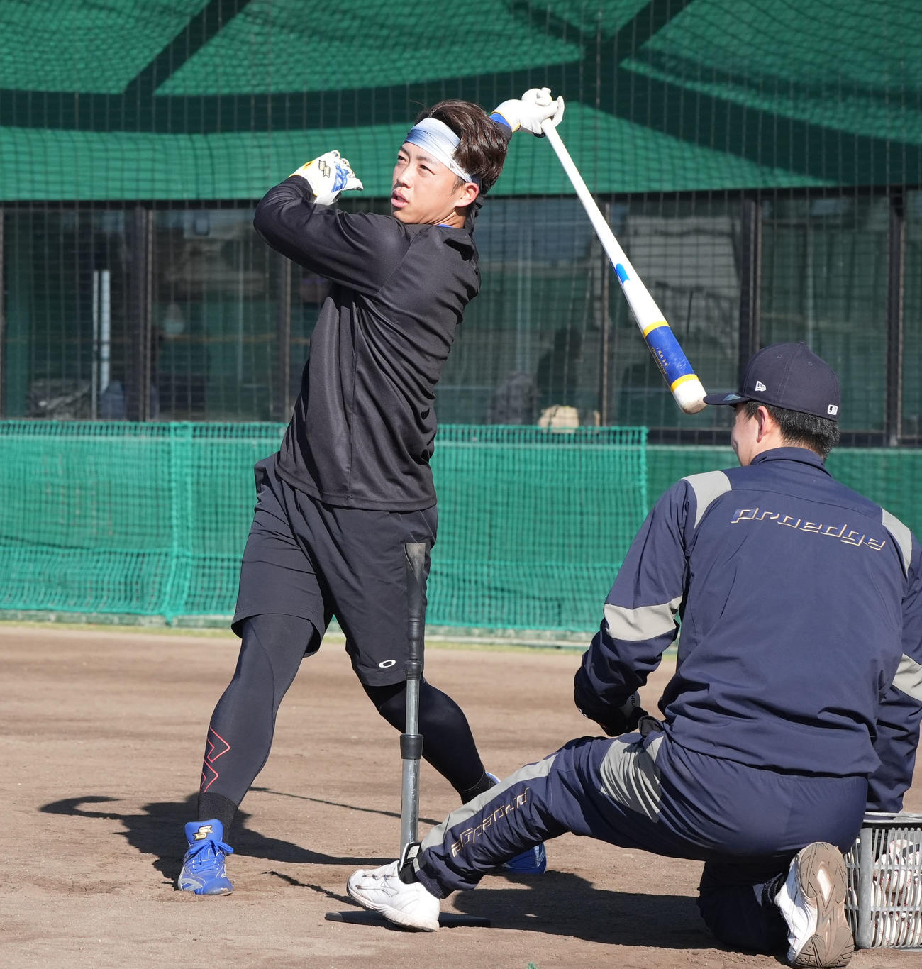 ティー打撃練習をする中日岡林（撮影・森本幸一）