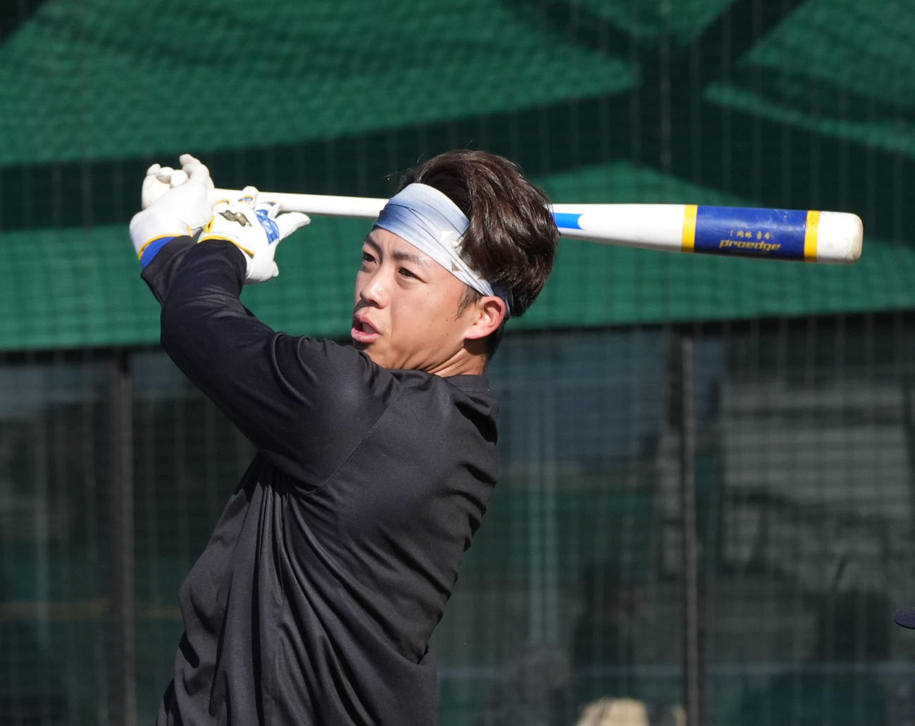 ティー打撃練習をする中日岡林（撮影・森本幸一）