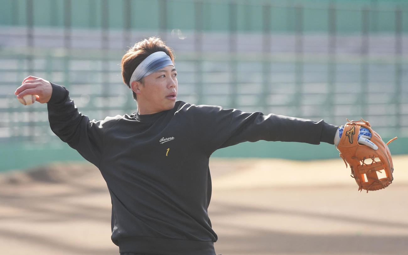 キャッチボールをする中日岡林（撮影・森本幸一）