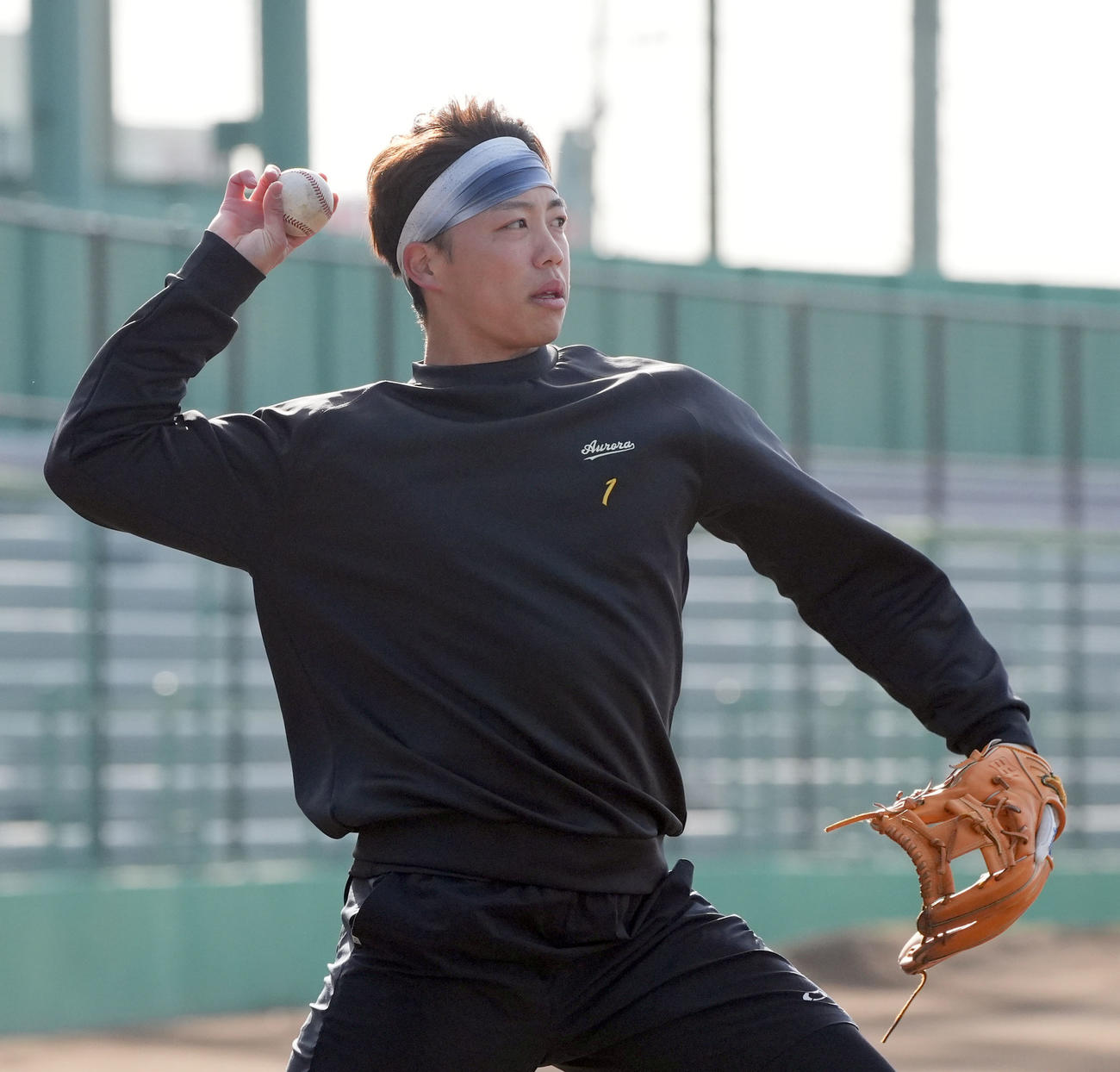 キャッチボールをする中日岡林（撮影・森本幸一）