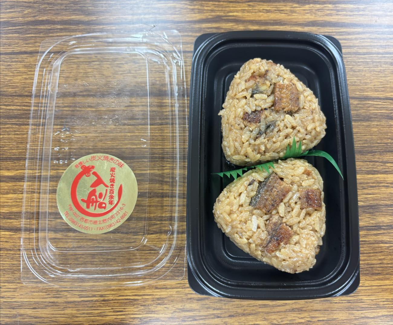 ヤクルト長岡と内山が報道陣に差し入れした、うなぎの入船の「うなぎのおにぎり」（撮影・塚本光）