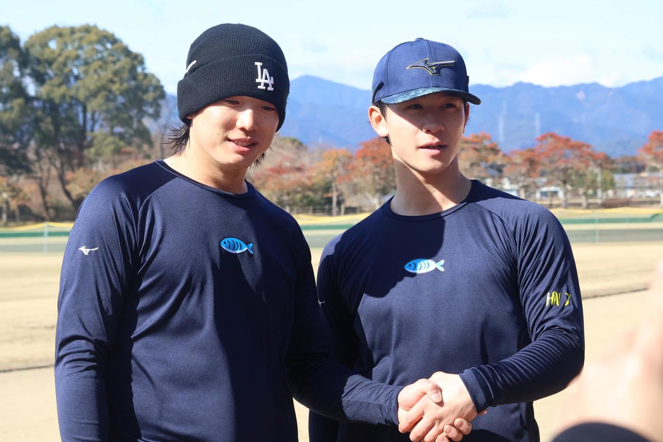 握手するヤクルト長岡（左）と内山（撮影・塚本光）