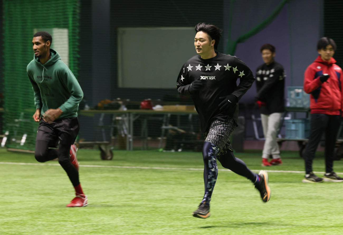 走り込む広島床田（右）とアドゥワ（撮影・加藤孝規）
