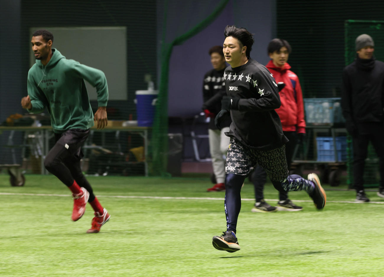 走り込む広島床田（右）とアドゥワ（撮影・加藤孝規）