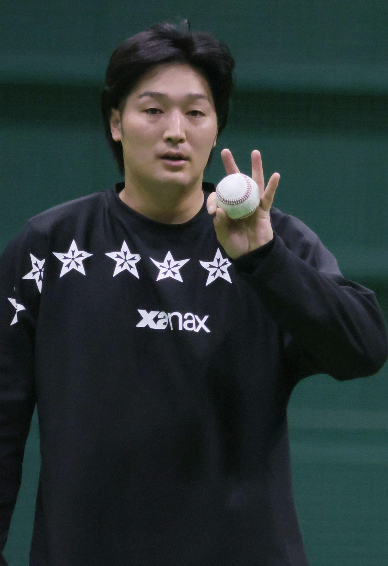 キャッチボールでいろいろな球種を試す広島床田（撮影・加藤孝規）