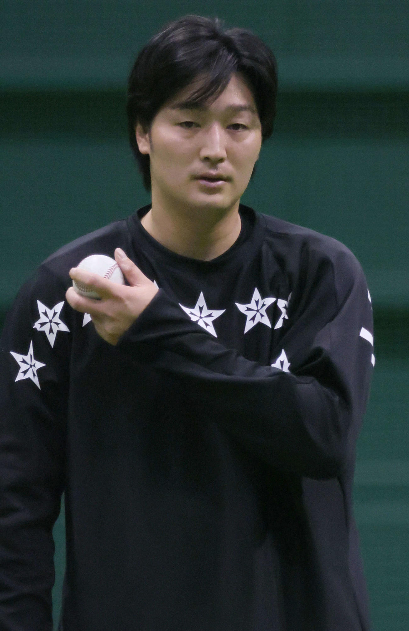 キャッチボールでいろいろな球種を試す広島床田（撮影・加藤孝規）