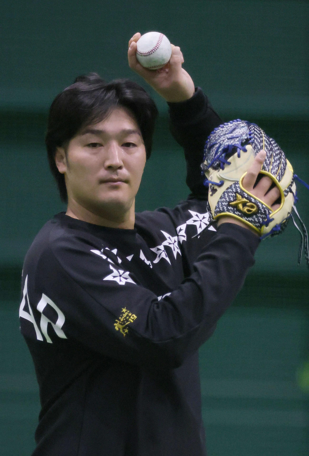 キャッチボールでいろいろな球種を試す広島床田（撮影・加藤孝規）