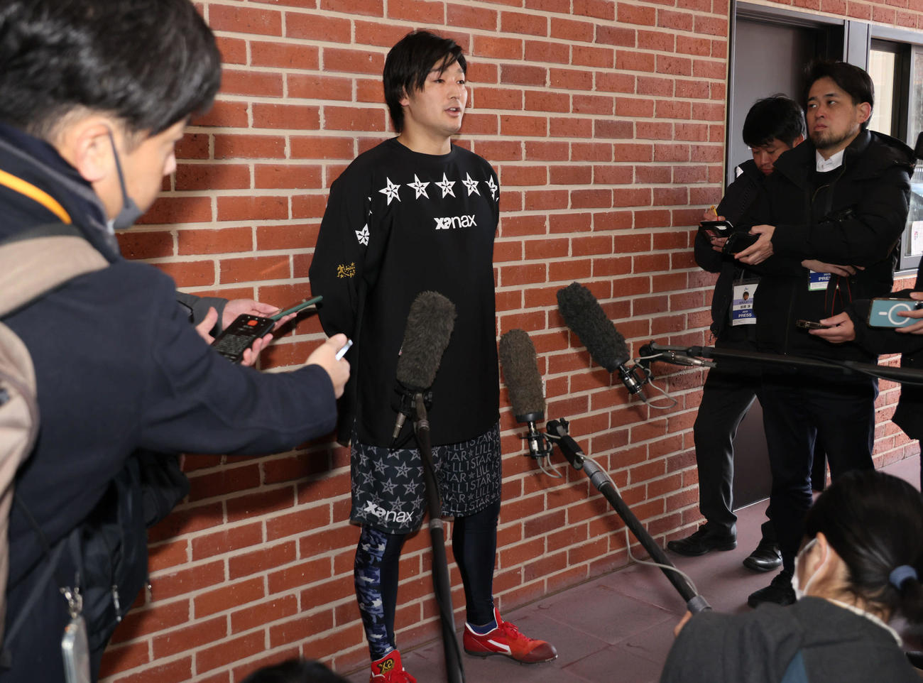 練習後、取材を受ける広島床田（撮影・加藤孝規）