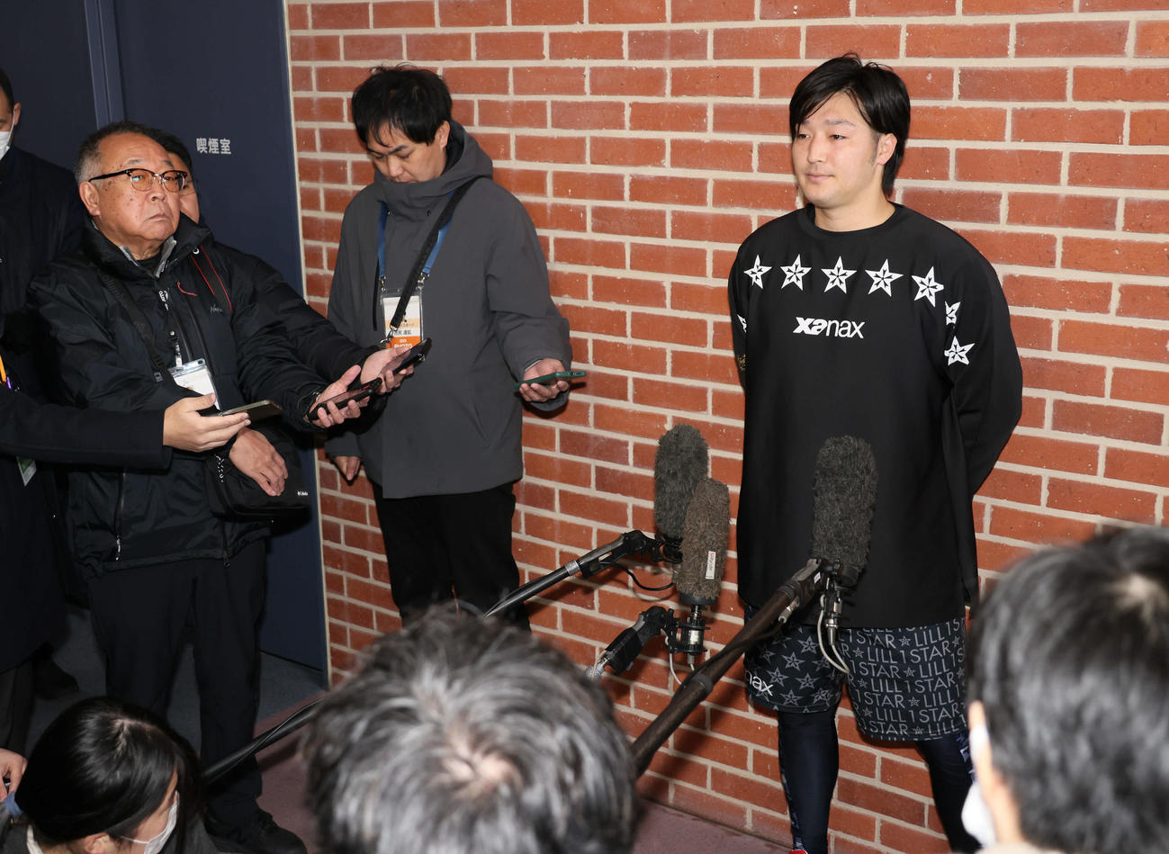 練習後、取材を受ける広島床田（撮影・加藤孝規）