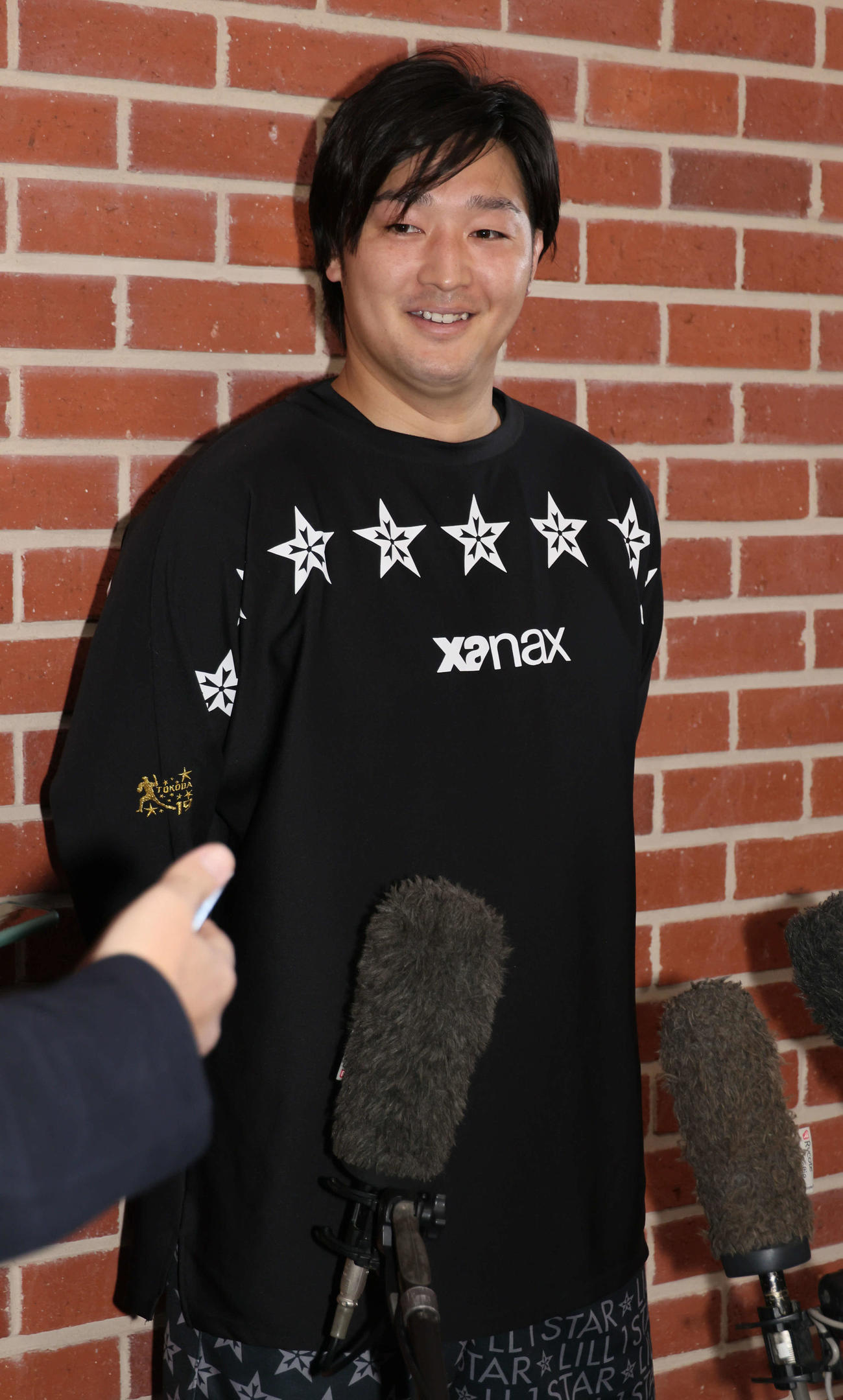 練習後、取材を受ける広島床田（撮影・加藤孝規）