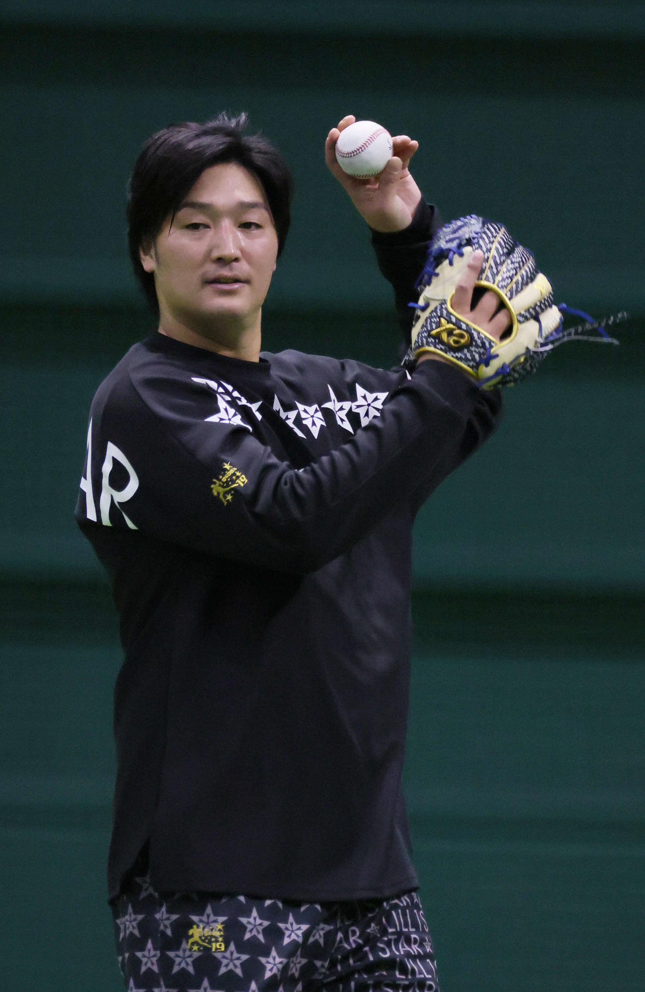 キャッチボールをする広島床田（撮影・加藤孝規）