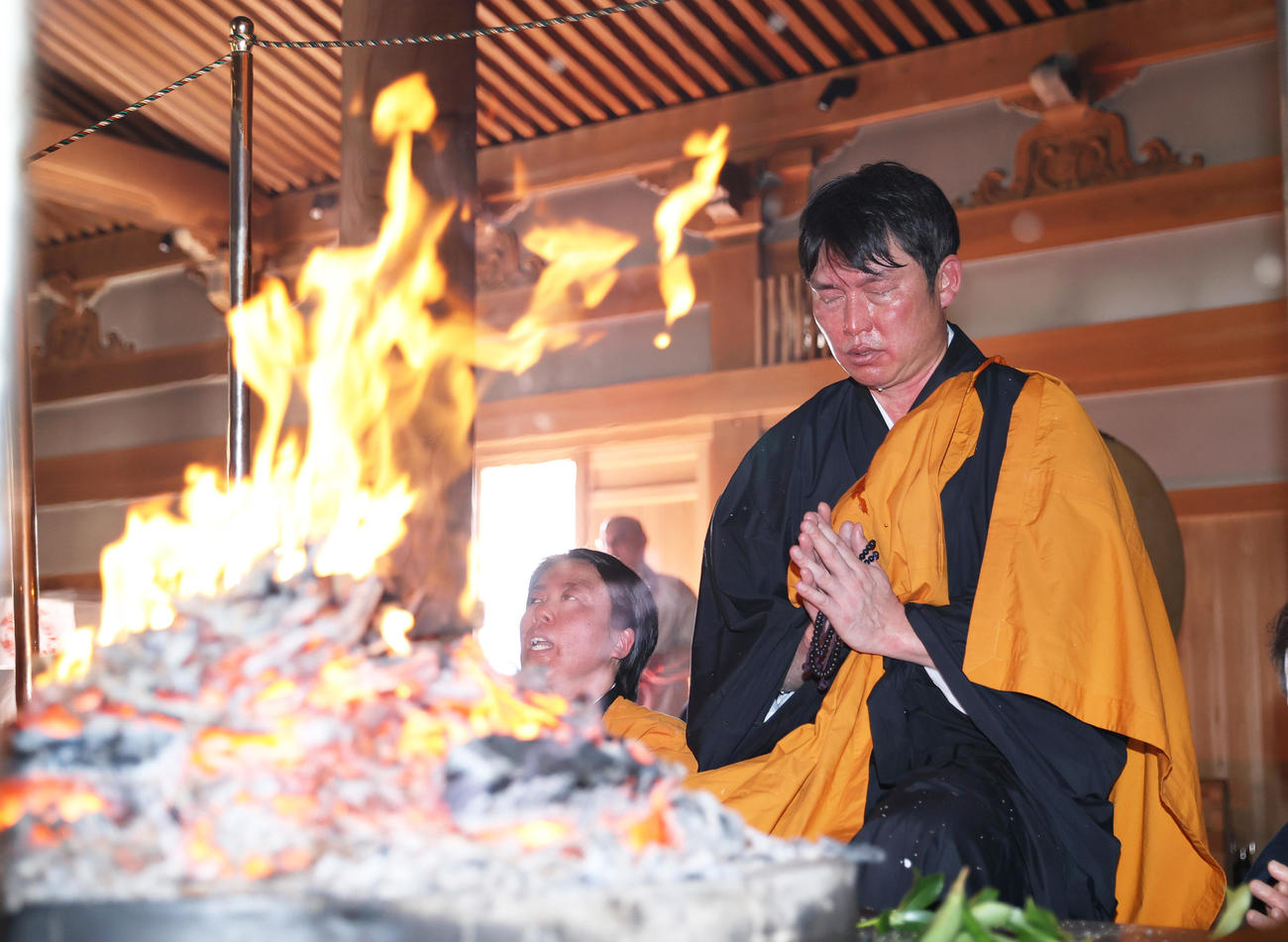 護摩行を行う広島新井監督（撮影・上山淳一）