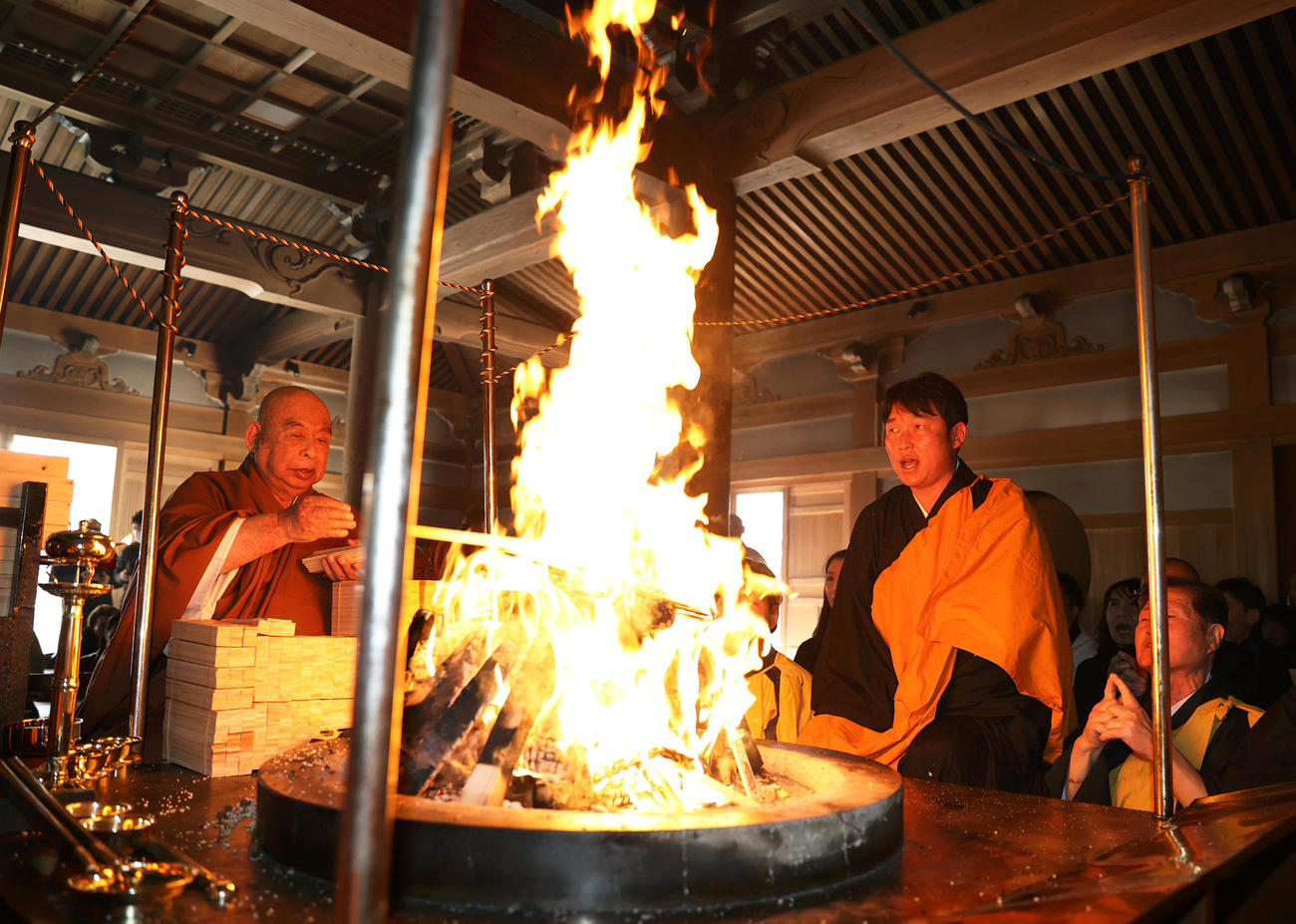 護摩行を行う広島新井監督。左は池口恵観大僧正（撮影・上山淳一）