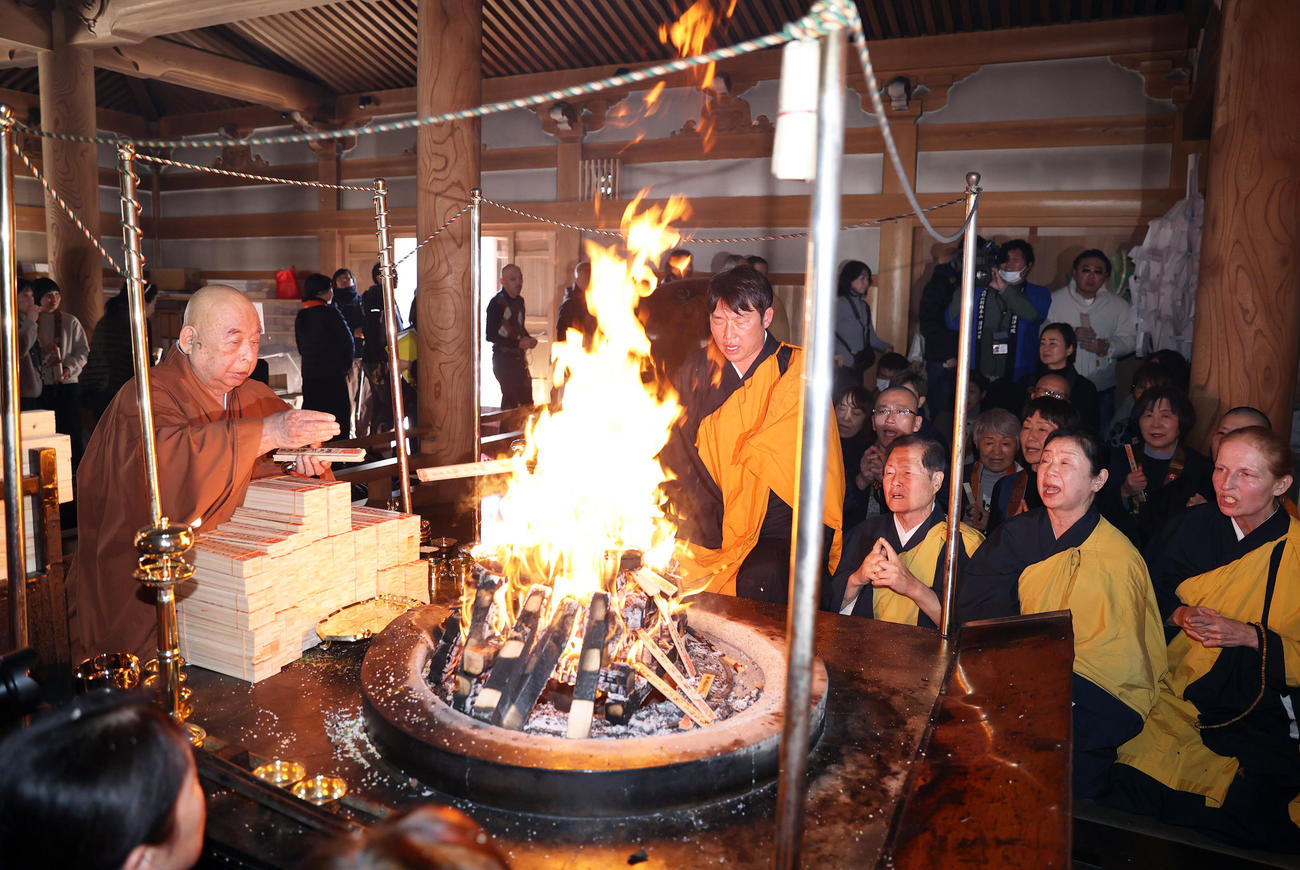 護摩行を行う広島新井監督。左は池口恵観大僧正（撮影・上山淳一）
