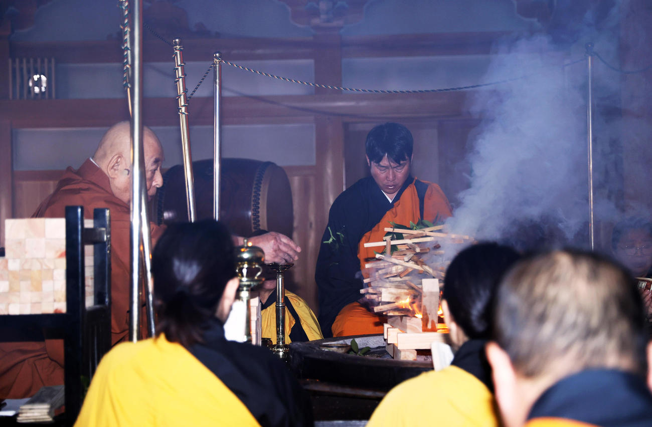 護摩行を行う広島新井監督（撮影・上山淳一）