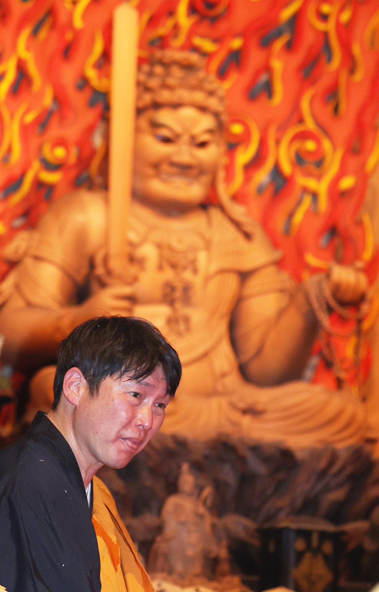 護摩行を行った広島新井監督（撮影・上山淳一）