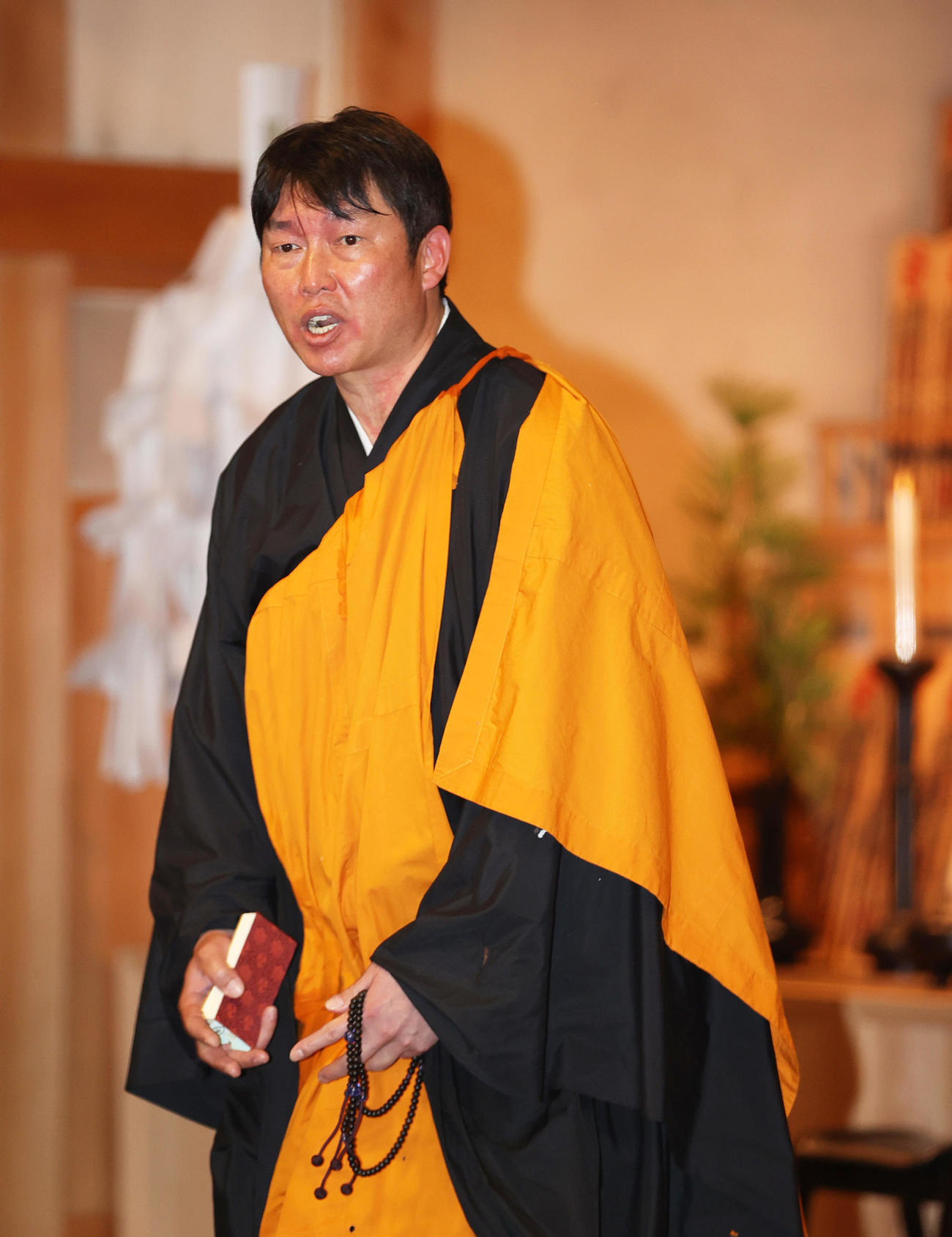 護摩行を終えあいさつする広島新井監督（撮影・上山淳一）