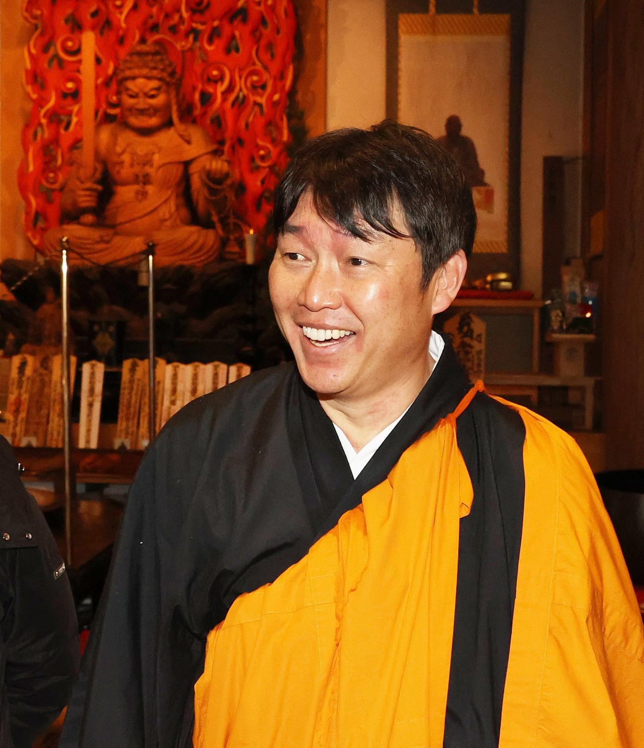 護摩行を終え、報道陣に話す広島新井監督（撮影・上山淳一）