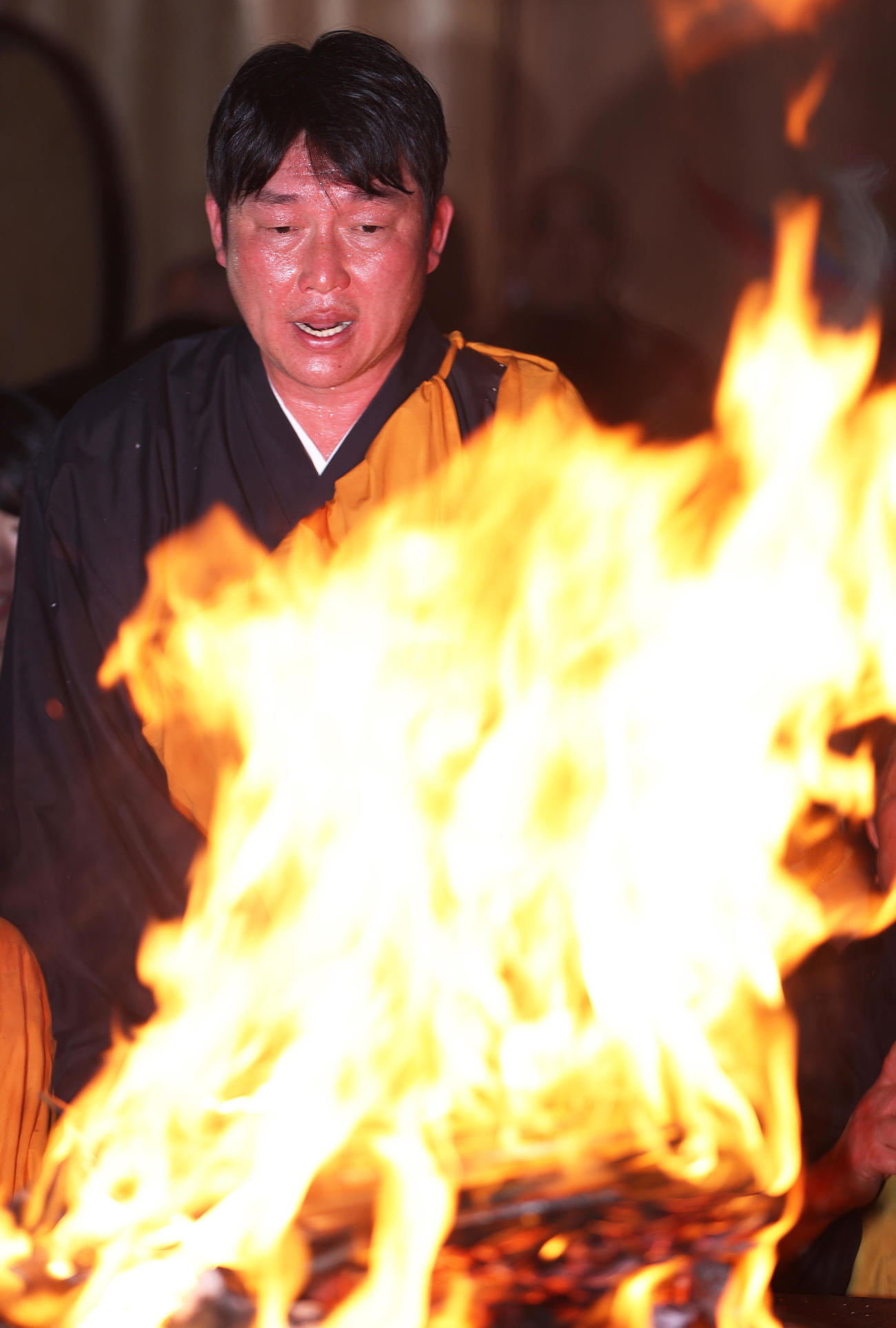 護摩行を行う広島新井監督（撮影・上山淳一）