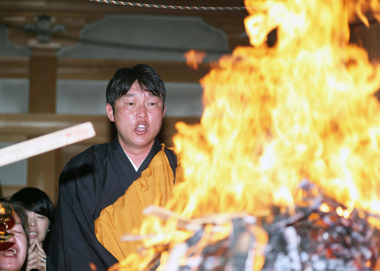 護摩行を行う広島新井監督（撮影・上山淳一）