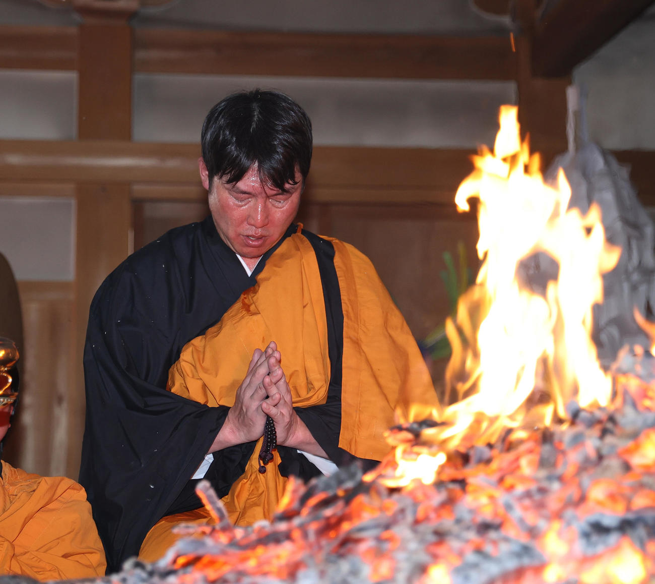 護摩行を行う広島新井監督（撮影・上山淳一）
