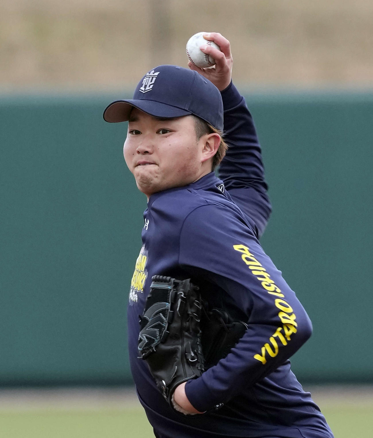 自主トレを公開し、マウンドでピッチングするDeNA石田（撮影・小島史椰）